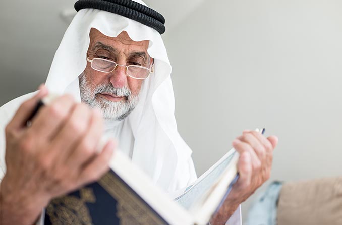 رجل كبير السن يرتدي النظارات ويقرأ رجل كبير السن يرتدي النظارات ويقرأ