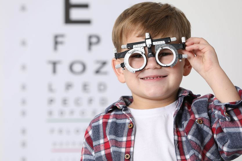 Un ragazzo fa una visita oculistica.