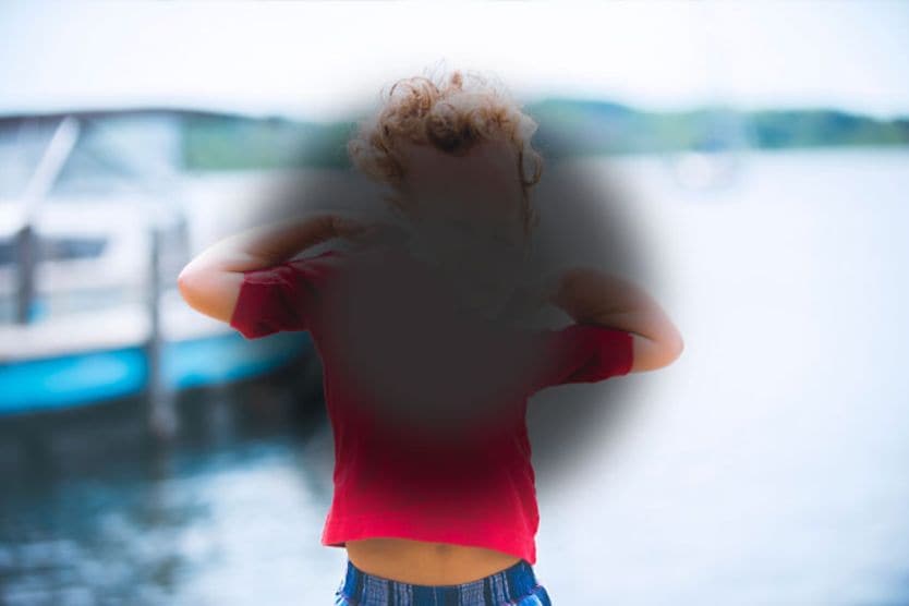 visione del bambino distorta dagli effetti della condizione di degenerazione maculare legata all'età